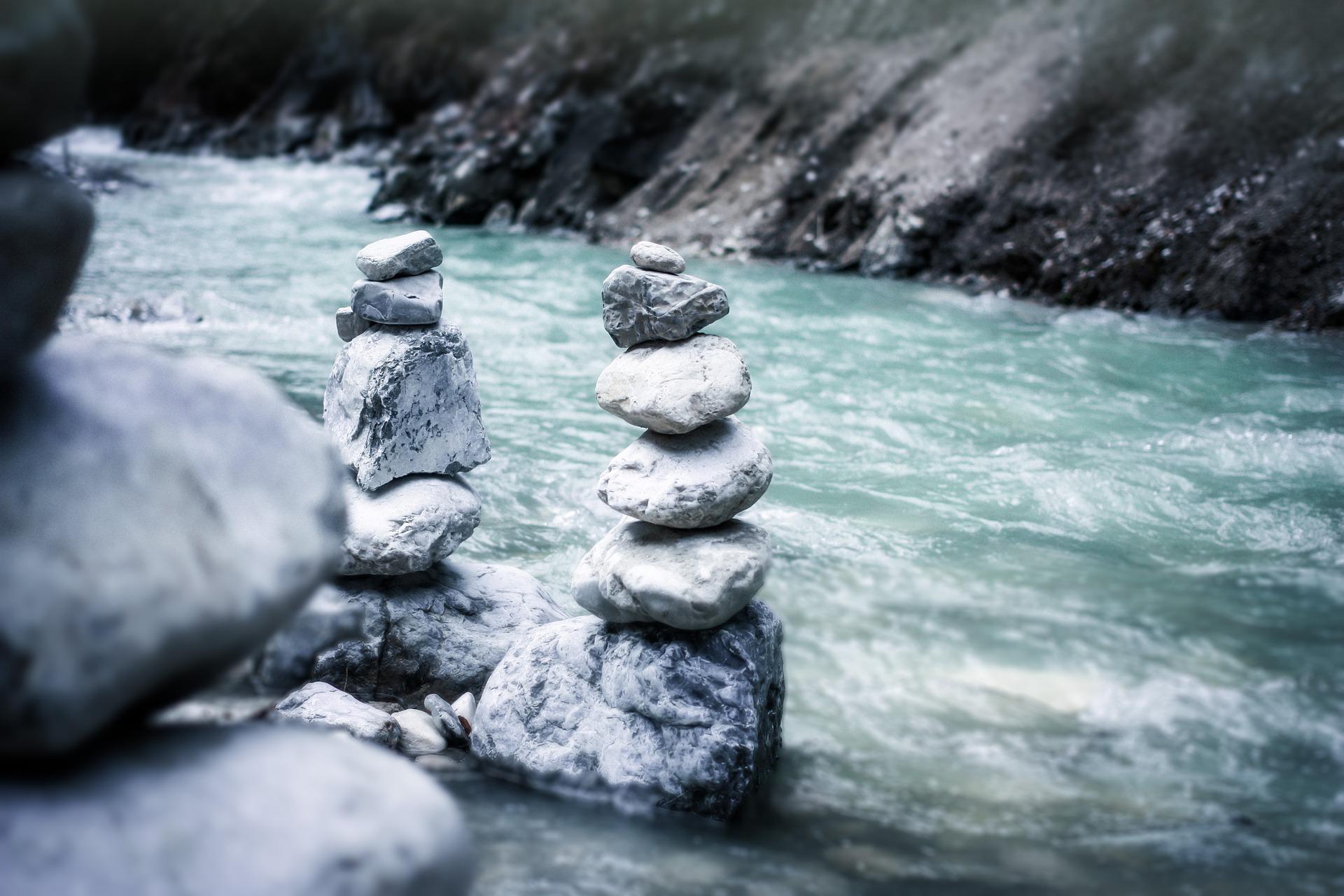 Steintürme am Wasser